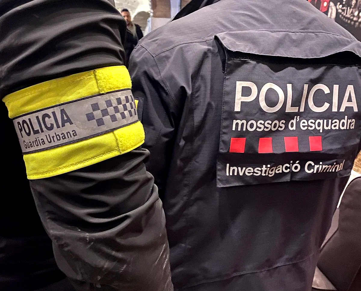 Mossos desactivan dos puntos de venta de heroína en Gràcia y detienen a responsables